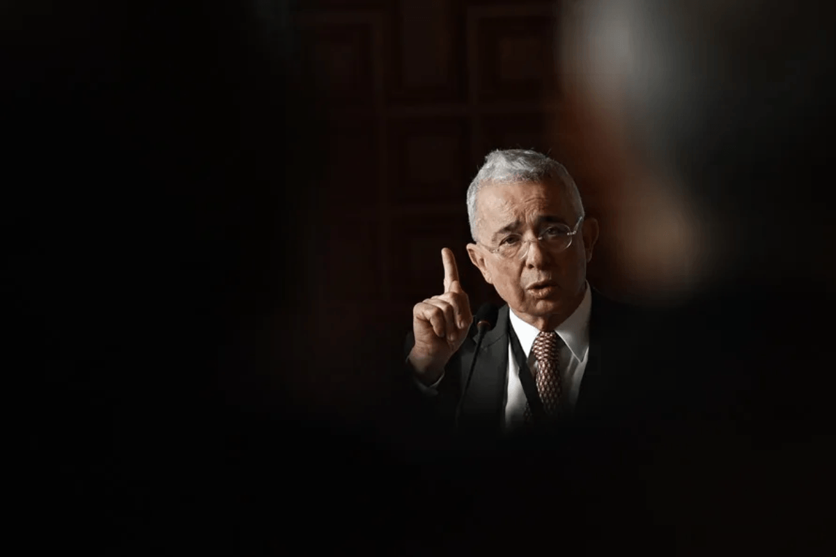 Fotografía de archivo del expresidente colombiano Álvaro Uribe Vélez. EFE/Biel Aliño Fotografía de archivo del expresidente colombiano Álvaro Uribe Vélez. EFE/Biel Aliño