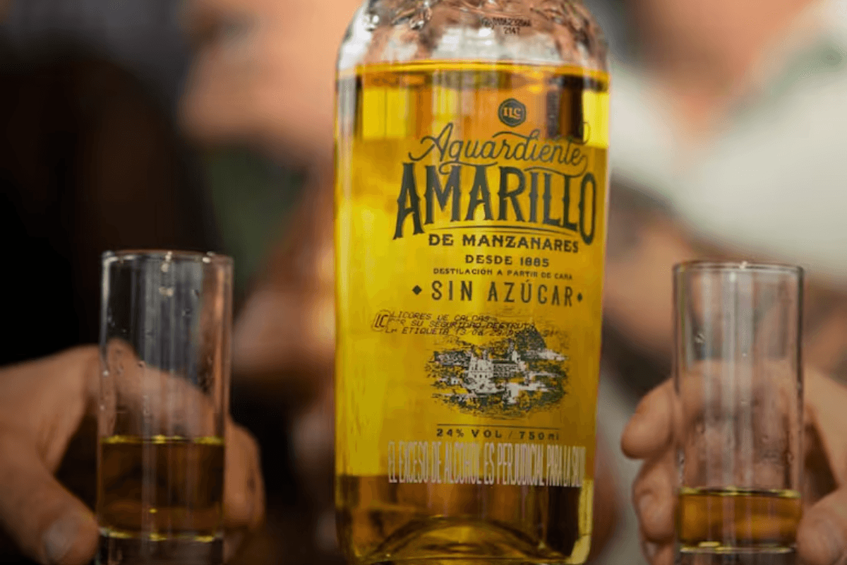 Aguardiente Amarillo de Manzanares. Fuente: Industria Licorera de Caldas. Aguardiente Amarillo de Manzanares. Fuente: Industria Licorera de Caldas.